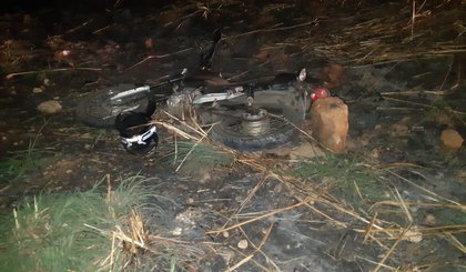 Motociclista morre após cair em barranco na BR-316. (Foto: PRF/Divulgação)