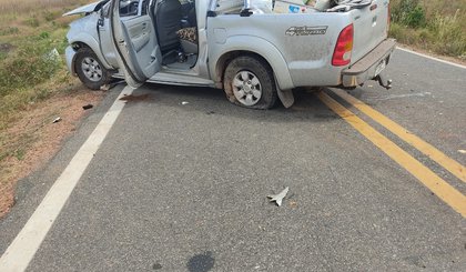 Picape capotou após sair da pista na BR-135, em Bom Jesus. (Foto: PRF/Divulgação)