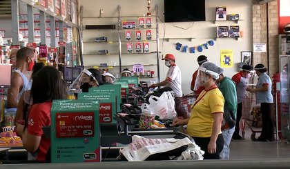 Supermercado e outros estabelecimentos passam por fiscalização em Floriano. (Foto: Aparecida Santana/TV Clube)