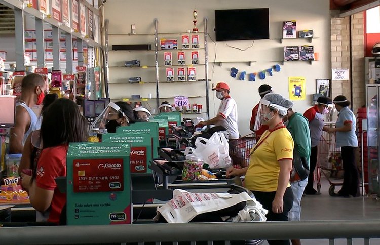 Supermercado e outros estabelecimentos passam por fiscalização em Floriano.