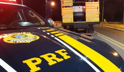 Veículo roubado é recuperado pela PRF de Floriano. (Foto: PRF/Divulgação)