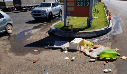 Banca de produtos de vendedora foi destruída por empresária. (Foto: Polícia Militar/Divulgação)