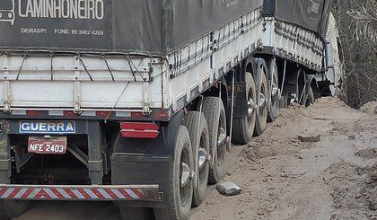 Carreta apresentou problema mecânico depois que condutor se perdeu. (Foto: Reprodução Mural da Vila)