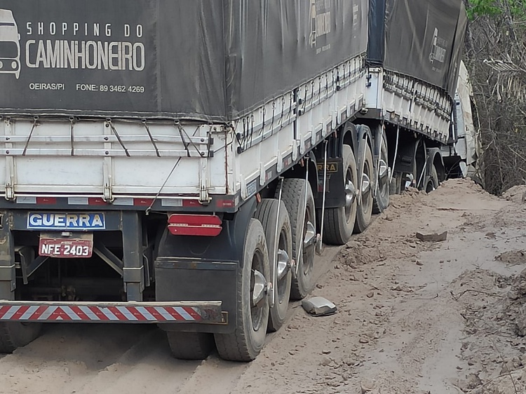 Carreta apresentou problema mecânico depois que condutor se perdeu.