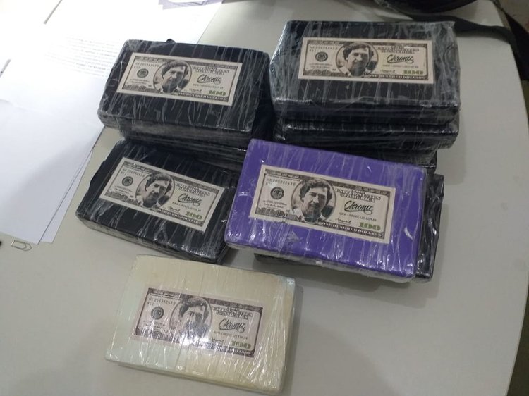 Cocaína estava escondida em compartimento falso de um veículo.