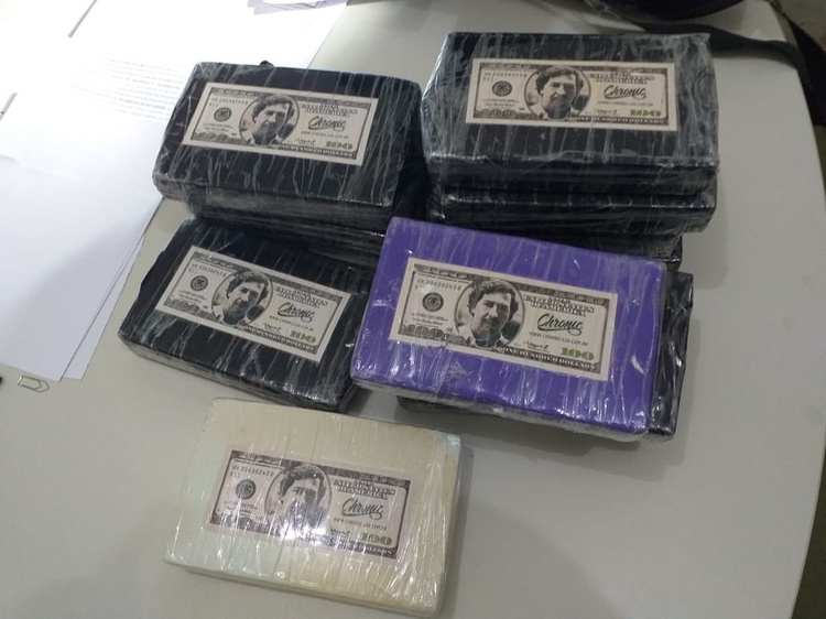 Cocaína estava escondida em compartimento falso de um veículo.