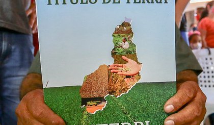 Entrega título de terra (Foto: Governo do Piauí)