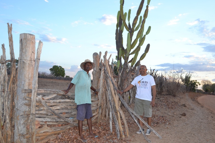 Expedito Pereira e Elio Ferreira. Algodões, zona rural de Nazaré do Piauí, Estado do Piauí, Brasil. Local da casa, já demolida pela ação do tempo, onde viveu Esperança Garcia. Antiga Fazenda Algodões