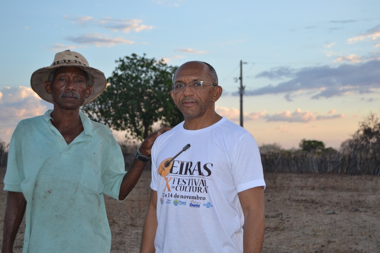 Expedito Pereira (proprietário da terra, descendente de Esperança Garcia) e Elio Ferreira, o pesquisador. Local da antiga casa da Fazenda Algodões, onde viveu Esperança Garcia. Nazaré do Piauí, Brasil