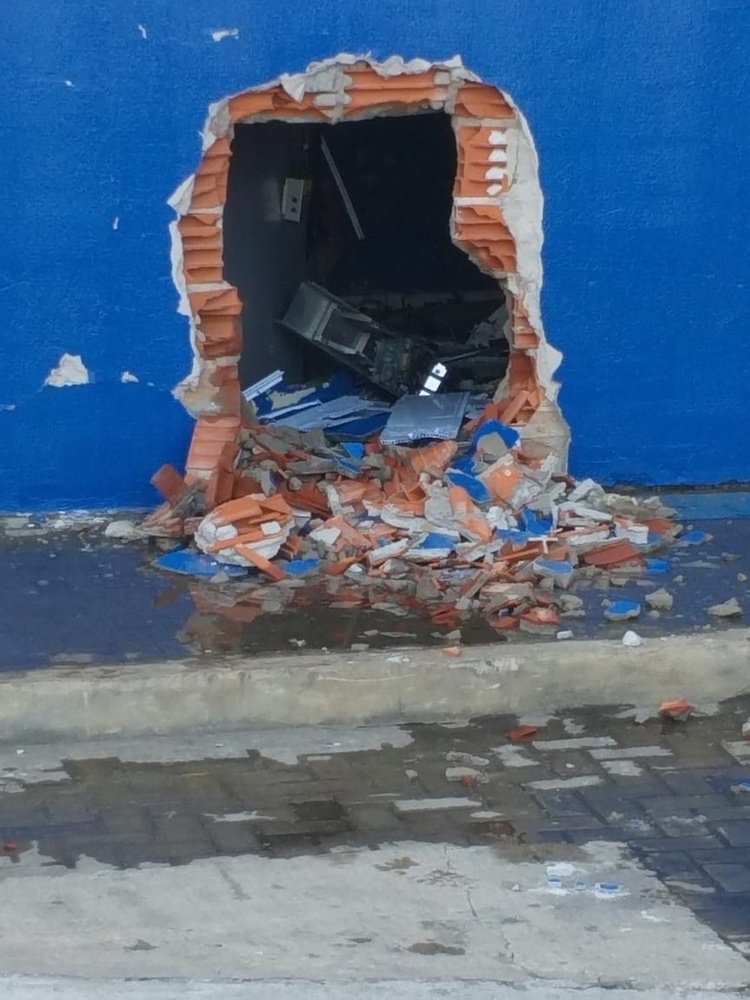 Explosão de depósito.