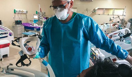 Fisioterapia é realizada em pacientes da Covid-19 no Hospital Regional Justino Luz. (Foto: Governo do Piauí)