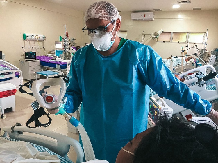 Fisioterapia é realizada em pacientes da Covid-19 no Hospital Regional Justino Luz.