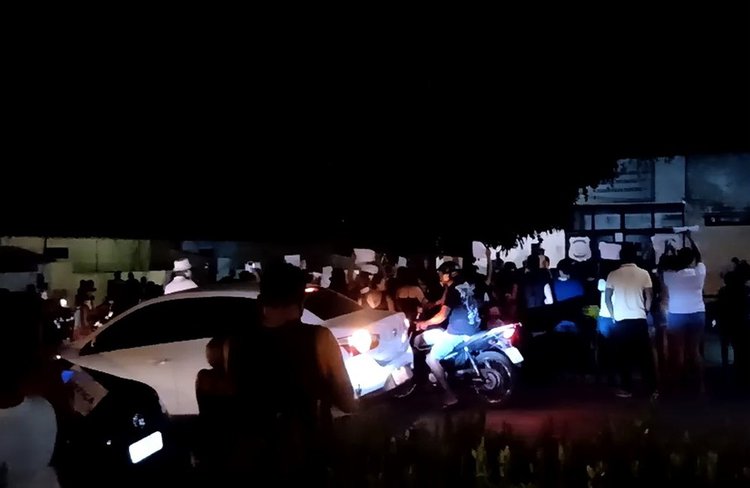 Manifestação foi realizada na porta de delegacia em Bom Jesus.