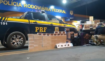 Motorista é preso por descaminho após ser flagrado transportando mercadorias sem a declaração de impostos. (Foto: PRF/Divulgação)