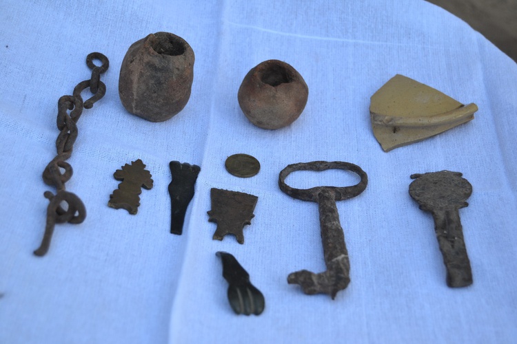 Peças encontradas no sítio arqueológico da antiga casa da Fazenda Algodões, onde viveu Esperança Garcia, Nazaré do Piauí, Brasil
