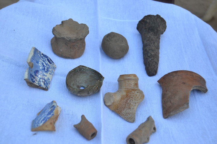Peças encontradas no sítio arqueológico, local da antiga casa da Fazenda Algodões. Nazaré do Piauí, Brasil