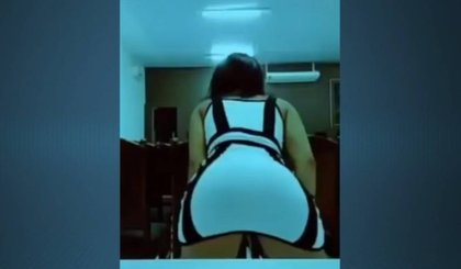 Vídeo com jovem dançando funk viralizou no fim de semana. (Foto: Reprodução)