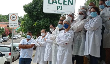 Funcionários do Lacen-PI fazem protesto após ficarem de fora da primeira fase da vacinação contra a Covid-19 (Foto: Divulgação /Sindespi)