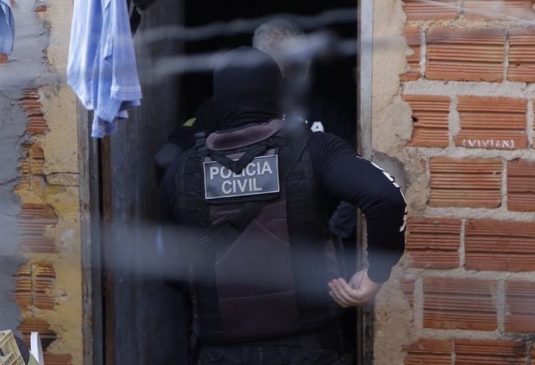 Operação policial prende cinco suspeitos de fraude contra o INSS.