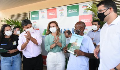 Posse de terra (Foto: Governo do Piauí)
