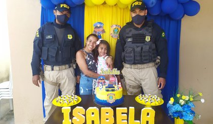 Menina de cinco anos sonha em ser PRF quando crescer. (Foto: PRF/Divulgação)