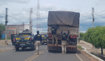 A carga de maços de cigarros estava sendo transportada em uma carreta. (Foto: Divulgação/PRF)