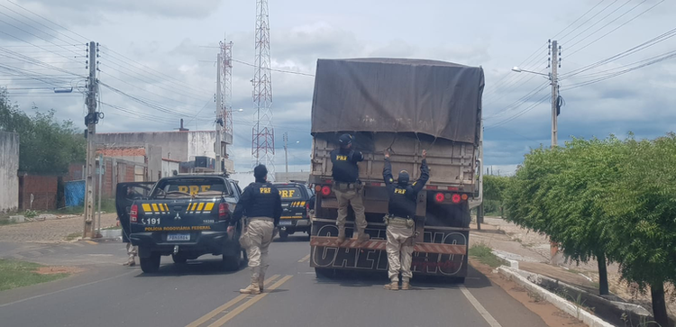 A carga de maços de cigarros estava sendo transportada em uma carreta.