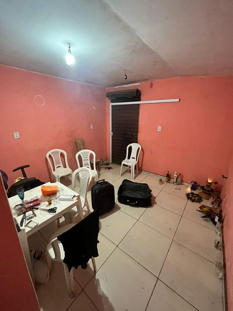 Além da prisão, a Polícia também cumpriu um mandado de busca e apreensão na residência da família.