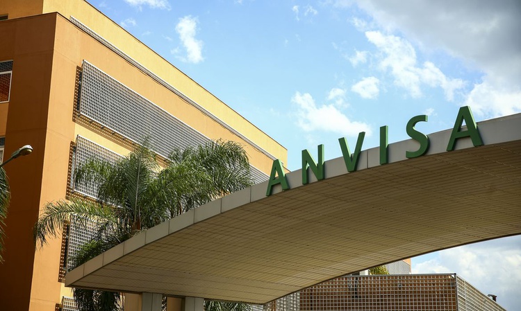 Anvisa proíbe fabricação de sete produtos para cabelos.