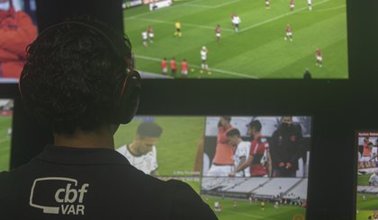 Comissão de Arbitragem da CBF anunciou novidades em relação ao protocolo de impedimento do árbitro de vídeo (VAR). (Foto: Matheus Tripoli/CBF)