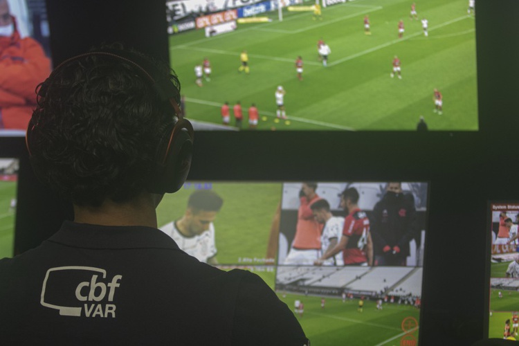 Comissão de Arbitragem da CBF anunciou novidades em relação ao protocolo de impedimento do árbitro de vídeo (VAR).
