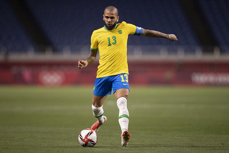 Daniel Alves é transferido de presídio por questões de segurança.