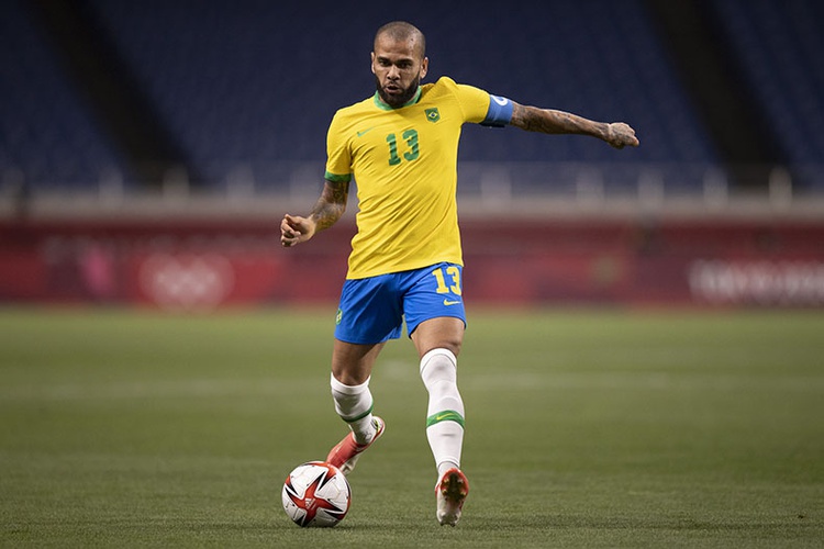 Daniel Alves é transferido de presídio por questões de segurança.
