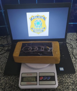 Durante fiscalização a ônibus, PRF encontra cocaína na cabine do motorista.