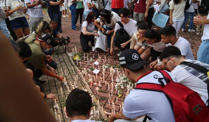 Estudantes e familiares pedem justiça pela morte de Janaína Bezerra. (Foto: A10+)
