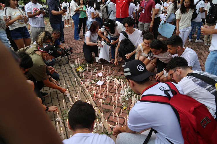 Estudantes e familiares pedem justiça pela morte de Janaína Bezerra.