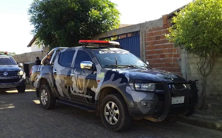 Faccionado do Ceará é preso pela polícia em churrascaria no Piauí.