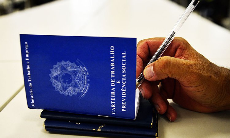 IBGE: desemprego recua para 8,1% no trimestre encerrado em novembro.