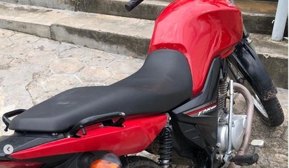 Motocicleta apreendida em Floriano. (Foto: Foto: Divulgação/ Polícia Militar do Piauí)