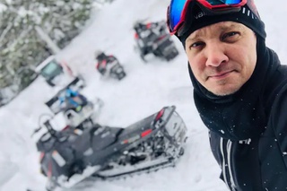 O ator ficou ferido gravemente ao tentar abrir caminho com uma máquina de remover neve.