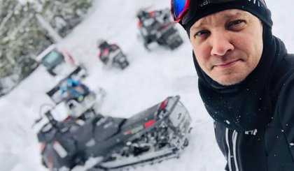 O ator ficou ferido gravemente ao tentar abrir caminho com uma máquina de remover neve. (Foto: Redes Sociais)