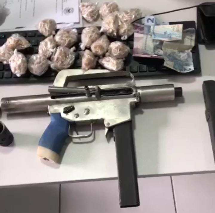 Polícia Civil apreende duas submetralhadoras durante abordagem a veículo.