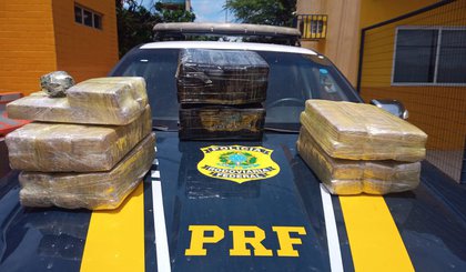 PRF apreende mais de 50 kg de maconha com passageiros de ônibus em Picos. (Foto: PRF)