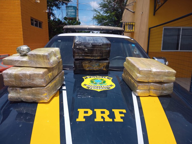 PRF apreende mais de 50 kg de maconha com passageiros de ônibus em Picos.