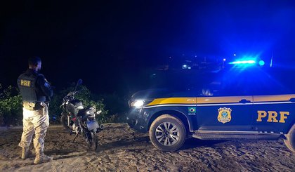 PRF em Floriano intercepta motocicleta envolvida em assalto. (Foto: Divulgação/PRF)