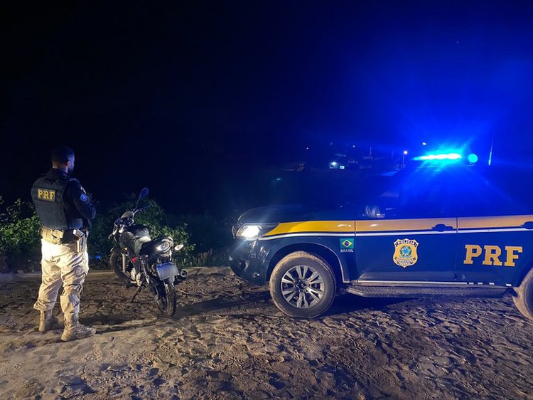 PRF em Floriano intercepta motocicleta envolvida em assalto.