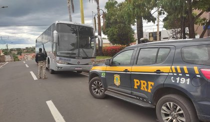 PRF flagra ônibus adulterado em Bom Jesus/PI. (Foto: Divulgação/PRF)