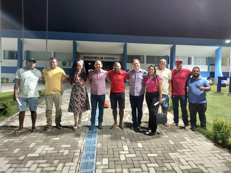 Secretários municipais se reúnem com representantes de escolas de Samba.