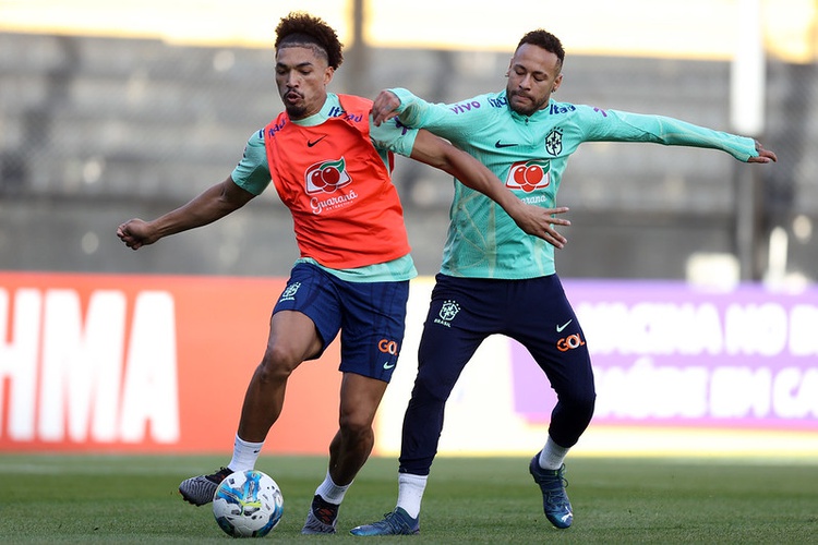 Adryelson e Neymar durante treino da Seleção Brasileira em Montevideo, Uruguai.