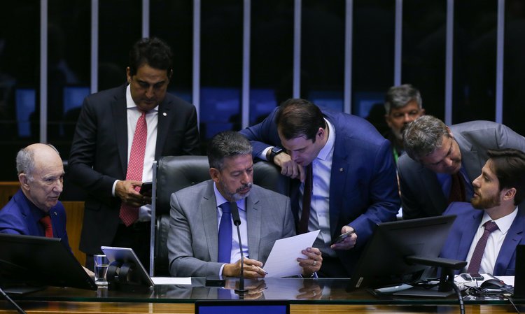 Câmara aprova projeto de lei de taxação para super-ricos.